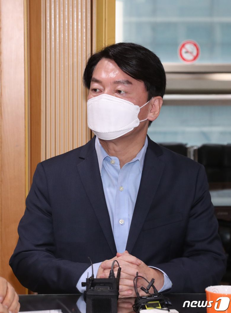 안철수 국민의당 대표가 28일 오전 경기도 수원시 팔달구의 한 언론사 사무실에서 대장동 개발 특혜논란 의혹 최초 보도자와 이야기를 나누고 있다. 2021.9.28/뉴스1 © News1 김영운 기자