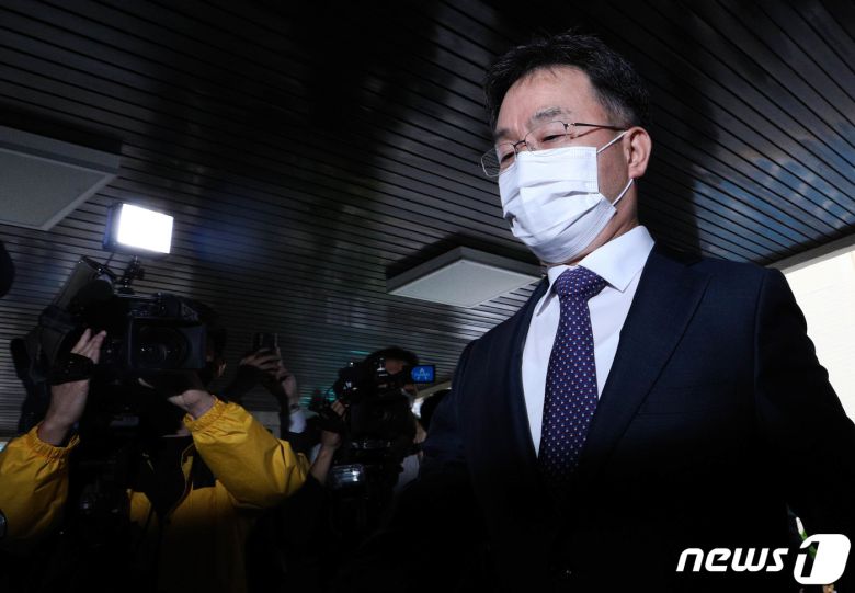 경기 성남 대장동 개발 사업 특혜 논란을 빚은 자산관리회사 화천대유의 대주주 김만배 씨가 참고인 조사를 받기 위해 27일 서울 용산경찰서에 출석하고 있다. 화천대유는 유력 대권주자인 이재명 경기지사가 성남시장 때 추진한 대장동 공영개발사업에서 출자금 대비 1,154배에 이르는 배당금을 받아 특혜 논란을 받고 있다. 2021.9.27/뉴스1 © News1 성동훈 기자