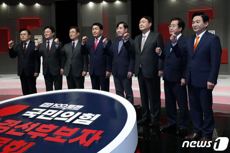 국민의힘 대선 경선 예비후보들이 28일 서울 상암동 MBC에서 열린 대선 경선 4차 방송토론회에서 기념촬영을 하고 있다. 왼쪽부터 황교안, 유승민, 최재형, 안상수, 하태경, 윤석열, 홍준표, 원희룡 후보. 2021.9.28/뉴스1 © News1 국회사진취재단