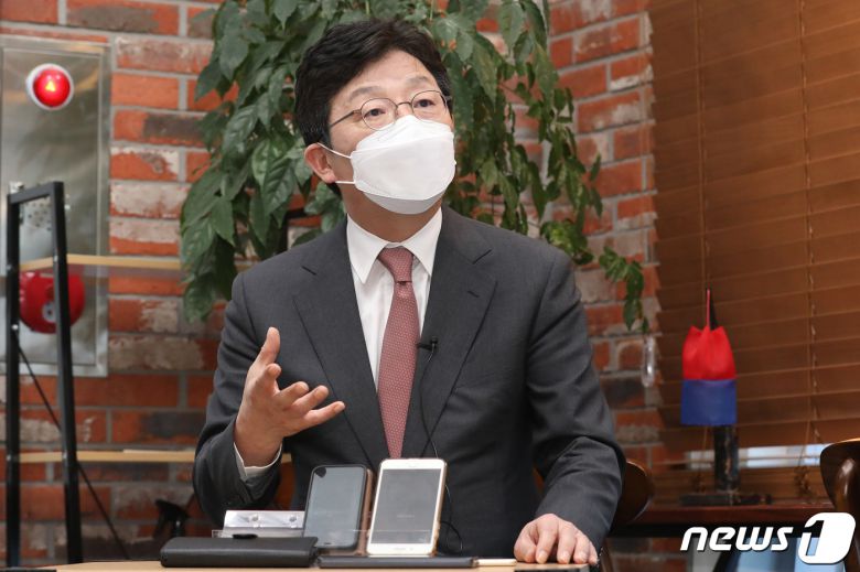 유승민 국민의힘 대선 경선 예비후보가 30일 오전 대구 동구 신평동 대한노인회 동구지회 방문에 앞서 취재진과 만나 질문에 답하고 있다. 2021.9.30/뉴스1 © News1 공정식 기자