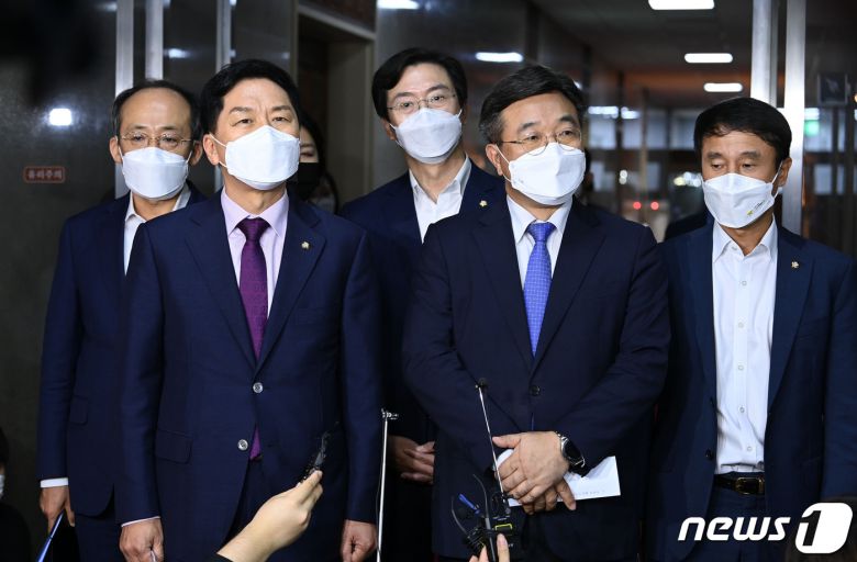 윤호중 더불어민주당 원내대표와 김기현 국민의힘 원내대표가 29일 오후 서울 여의도 국회에서 박병석 국회의장 주재로 열린 언론중재법 관련 여야 원내대표 회동을 마친 뒤 취재진의 질문에 답하고 있다. 2021.9.29/뉴스1 © News1 구윤성 기자