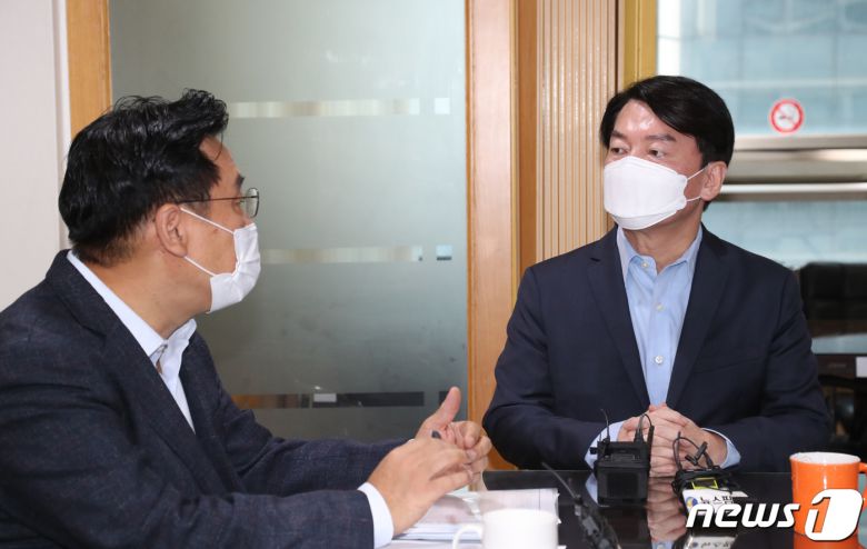 안철수 국민의당 대표가 28일 오전 경기도 수원시 팔달구의 한 언론사 사무실에서 대장동 개발 특혜논란 의혹 최초 보도자와 이야기를 나누고 있다. 2021.9.28/뉴스1 © News1 김영운 기자