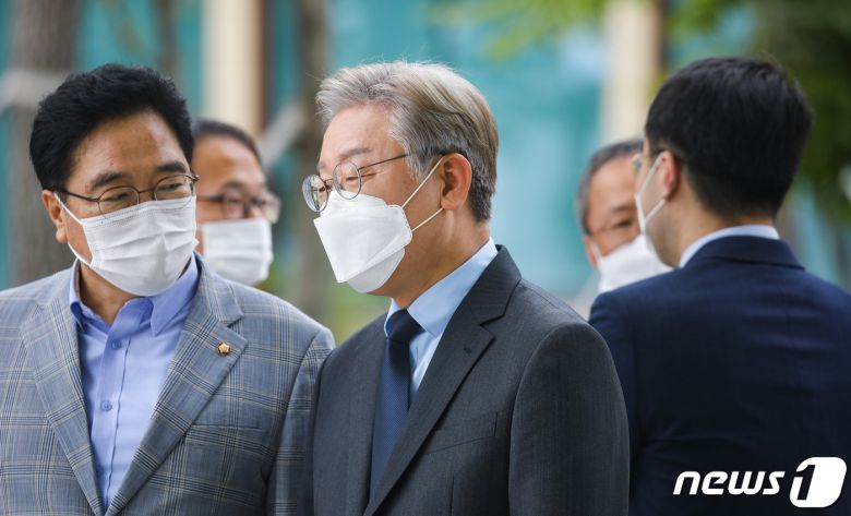 더불어민주당 대선 예비후보인 이재명 경기도지사가 8일 오전 서울 여의도 국회 소통관에서 네거티브 중단 선언 기자회견을 마친 뒤 우원식 선대위원장과 대화하고 있다. 2021.8.8/뉴스1 © News1 구윤성 기자