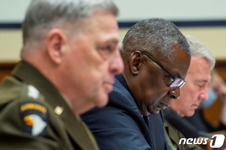 미국 상원 국방위원회가 2021년 9월 29일(현지시간) 아프간 철군 관련 청문회를 개최한 가운데 마크 밀리 합참의장(왼)과 로이드 오스틴 국방장관이 출석해 질문을 듣고 있다. © 로이터=뉴스1 © News1 최서윤 기자