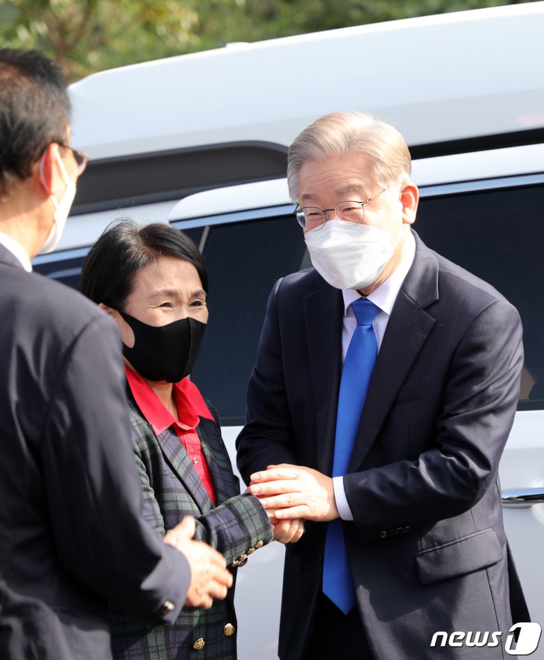 더불어민주당 이재명 대선 예비후보가 1일 오후 더불어민주당 대선 후보 선출을 위한 제주 합동연설회가 진행되는 제주시 오등동 호텔난타에서 지지자들에 인사하고 있다. 2021.10.1/뉴스1 © News1 오현지 기자