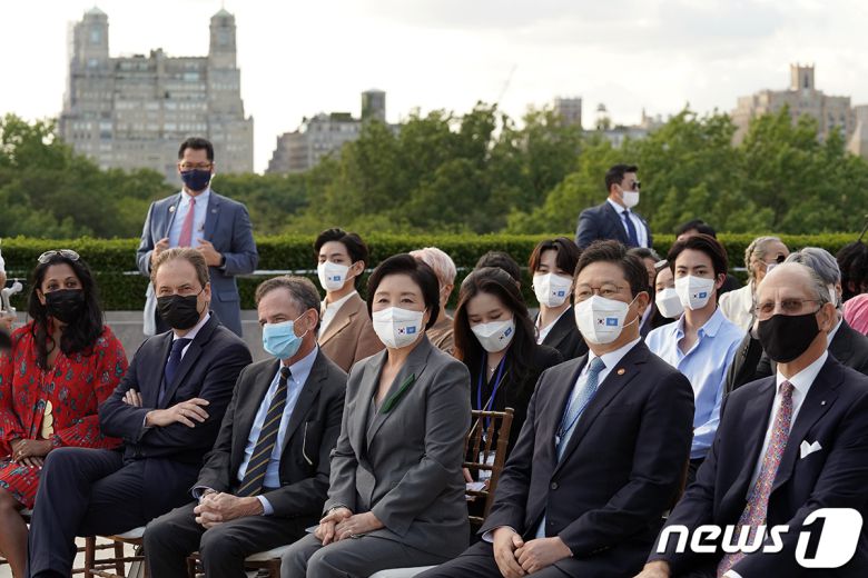 제76차 유엔총회를 계기로 문재인 대통령과 함께 미국 뉴욕을 방문 중인 김정숙 여사와 황희 문화체육부 장관, '미래세대와 문화를 위한 대통령 특별사절'로 임명된 그룹 방탄소년단(BTS)이 20일(현지시간) 메트로폴리탄 미술관 한국실 개관 행사에 참석해 있다. (청와대 제공) 2021.9.21/뉴스1