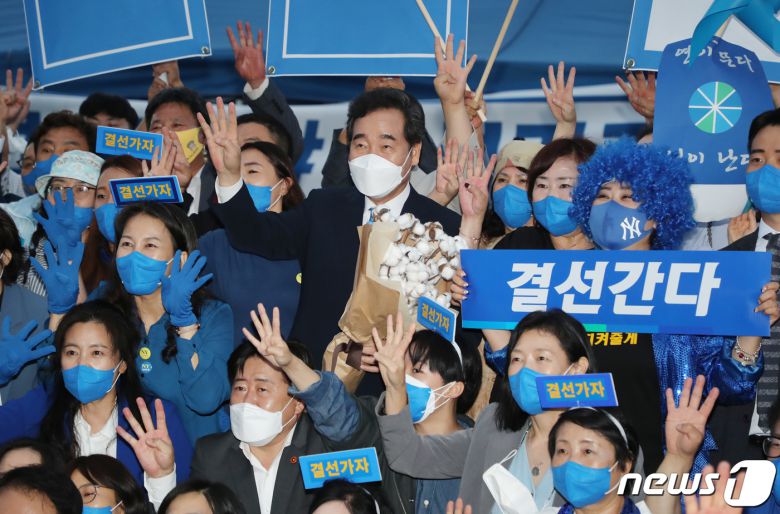 더불어민주당 이낙연 대선 예비후보가 1일 오후 제주시 오등동 호텔난타에서 열린 제주 경선에서 후 지지자들과 인사를 나누고 있다.2021.10.1/뉴스1 © News1 오현지 기자