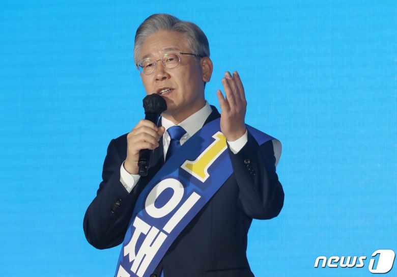 이재명 더불어민주당 대선 예비후보가 1일 제주시 오등동 호텔난타에서 열린 더불어민주당 대선 후보 선출을 위한 제주 합동연설회에서 정견발표를 하고 있다. 2021.10.1/뉴스1 © News1 오현지 기자