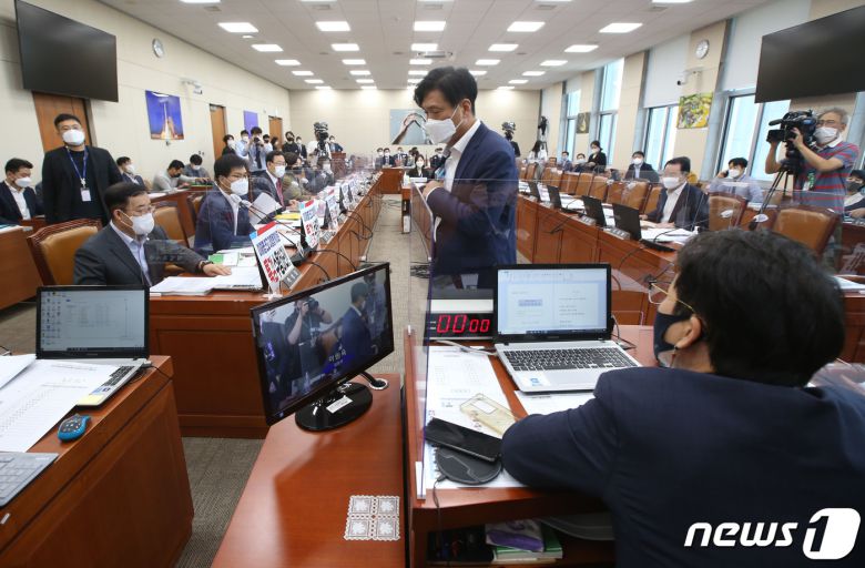 더불어민주당 조승래 간사가 1일 오전 서울 여의도 국회에서 열린 2021년도 과학기술정보방송통신위원회 국정감사에서 국민의힘 의원들이 회의장에 '이재명 판교 대장동게이트 특검 수용하라'고 적힌 피켓을 들고 입장한 것에 대해 항의한 뒤 회의장을 나서고 있다. 이로 인해 과방위 국감은 개의 전 일시적 파행됐다. 2021.10.1/뉴스1 © News1 구윤성 기자