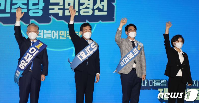 1일 더불어민주당 대선 제주경선이 열린 제주시 난타호텔에서 이재명·이낙연·박용진·추미애 후보(사진 왼쪽부터)가 손을 들어보이고 있다.2021.10.1/뉴스1 © News1 강승남 기자