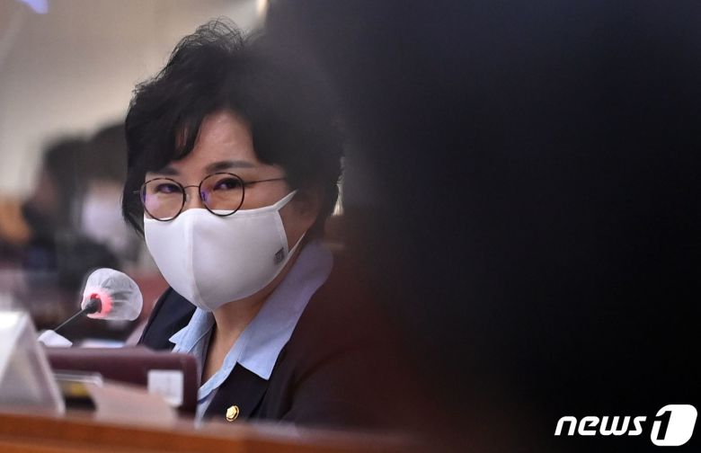 조수진 국민의힘 의원이 1일 서울 서초구 대법원에서 열린 국회 법제사법위원회 대법원(법원행정처), 사법연수원 등에 대한 국정감사에서 질의를 하고 있다. 2021.10.1/뉴스1 © News1 국회사진취재단