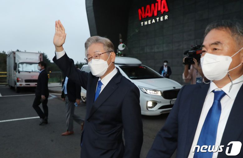 더불어민주당 이재명 대선 예비후보와 이낙연 예비후보가 1일 오후 제주시 오등동 호텔난타에서 열린 제주 경선에서 승리한 후 지지자들과 인사를 나누고 있다.2021.10.1/뉴스1 © News1 오현지 기자