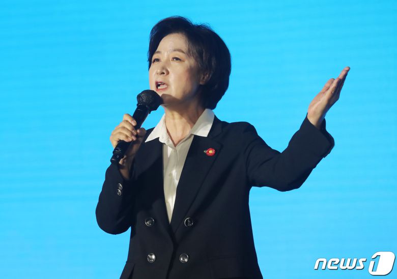 추미애더불어민주당 대선 예비후보가 1일 제주시 오등동 호텔난타에서 열린 더불어민주당 대선 후보 선출을 위한 제주 합동연설회에서 정견발표를 하고 있다. 2021.10.1/뉴스1 © News1 오현지 기자
