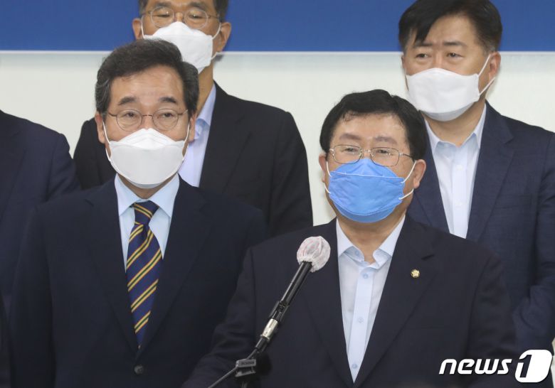 지난달 23일 이낙연 더불어민주당 대권경선 후보 필연캠프 설훈 선대위원장이 23일 오전 경남 창원시 의창구 경남도의회에서 열린 '경남 정책공약 발표회'에서 발언하고 있다. 왼쪽은 이낙연 후보. © News1