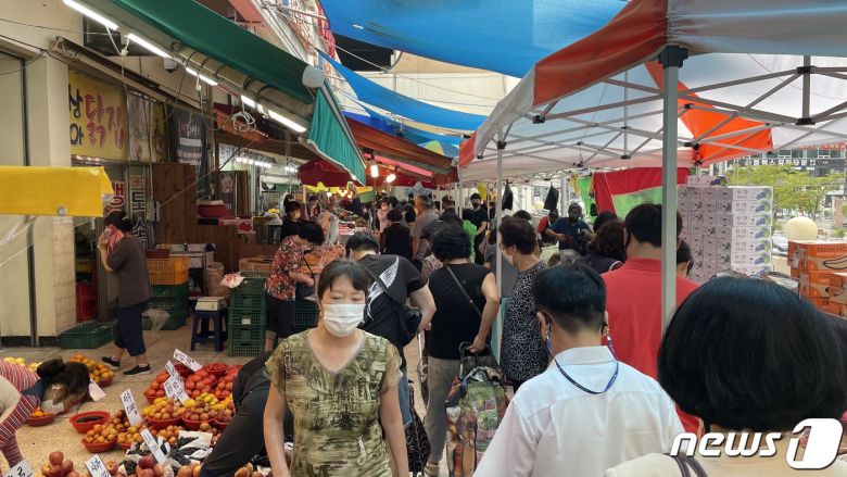 14일 오전 오일장이 열린 경남 창원의 상남시장. 비가 오는 궂은 날씨에도 불구하고 추석 제수용품 등을 구매하기 위한 시민들로 시장은 오랜만에 활기를 찾았다. © 뉴스1