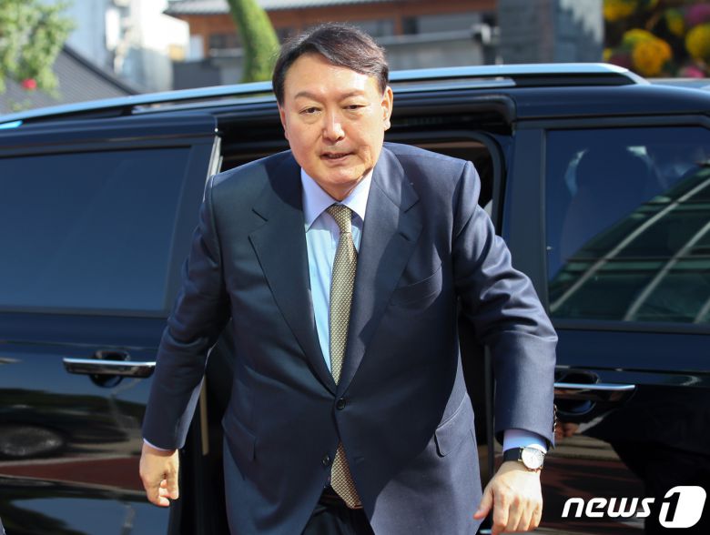 국민의힘 대선 예비후보인 윤석열 전 검찰총장이 30일 서울 종로구 대한불교조계종을 예방하고 있다. 2021.9.30/뉴스1 © News1 국회사진취재단