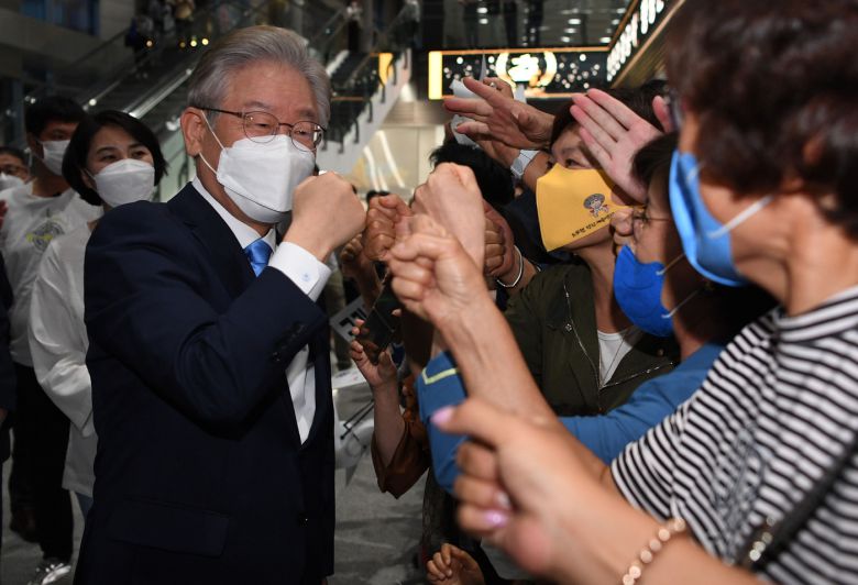 58%의 득표율을 기록하며 압승을 거둔 이재명 더불어민주당 경선 후보가 3일 오후 인천 연수구 송도컨벤시아에서 열린 더불어민주당 제20대 대통령선거 후보자 선출을 위한 인천 합동연설회(2차 슈퍼위크)를 마친 후 지지자들과 인사를 나누고 있다. 2021.10.3/뉴스1 © News1 이동해 기자