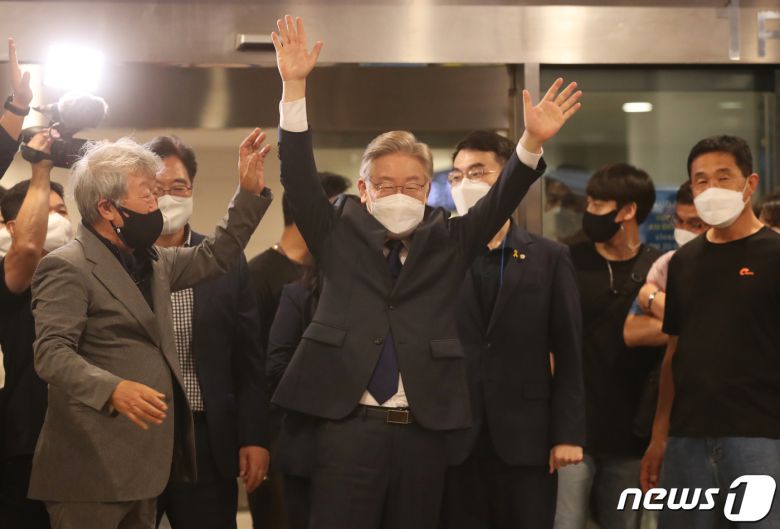 이재명 더불어민주당 대선 경선 후보가 2일 오후 부산 동구 부산항컨벤션센터에서 열린 '부산·울산·경남 합동연설회'를 마친 후 지지자들에게 손을 들어보이고 있다. 2021.10.2/뉴스1 © News1 여주연 기자