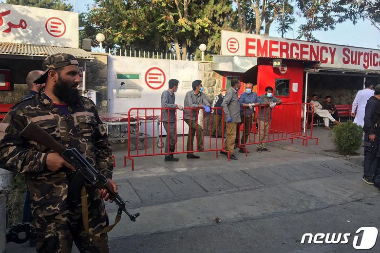 3일(현지시간) 아프가니스탄 수도 카불의 한 모스크 밖에서 폭단이 터져 최소 두명이 숨졌다. © AFP=뉴스1 © News1 정윤영 기자