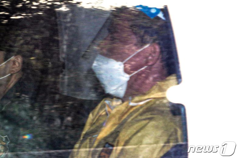 '대장동 개발 사업 특혜' 의혹의 핵심인물로 꼽히는 유동규 전 성남도시개발공사 기획본부장이 3일 오후 서울 서초구 서울중앙지방법원에서 영장실질심사를 마친 뒤 서울구치소로 호송되고 있다.  © News1 민경석 기자