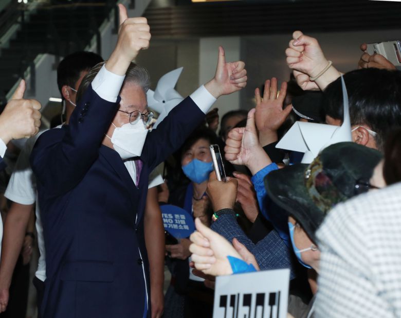 58%의 득표율을 기록하며 압승을 거둔 이재명 더불어민주당 경선 후보가 3일 오후 인천 연수구 송도컨벤시아에서 열린 더불어민주당 제20대 대통령선거 후보자 선출을 위한 인천 합동연설회(2차 슈퍼위크)를 마친 후 지지자들과 인사를 나누고 있다. © News1 이동해 기자