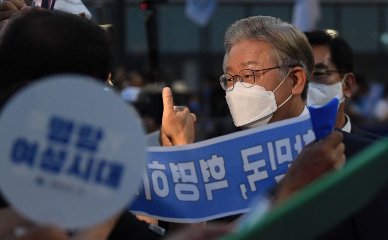 58%의 득표율을 기록하며 압승을 거둔 이재명 더불어민주당 경선 후보가 3일 오후 인천 연수구 송도컨벤시아에서 열린 더불어민주당 제20대 대통령선거 후보자 선출을 위한 인천 합동연설회(2차 슈퍼위크)를 마친 후 지지자들과 인사를 나누고 있다. 2021.10.3/뉴스1 © News1 이동해 기자