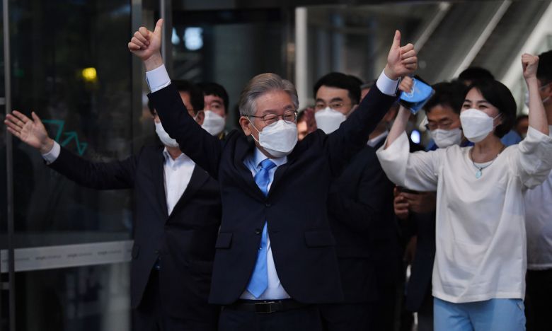 58%의 득표율을 기록하며 압승을 거둔 이재명 더불어민주당 경선 후보가 3일 오후 인천 연수구 송도컨벤시아에서 열린 더불어민주당 제20대 대통령선거 후보자 선출을 위한 인천 합동연설회(2차 슈퍼위크)를 마친 후 지지자들과 인사를 나누고 있다. 2021.10.3/뉴스1 © News1 이동해 기자