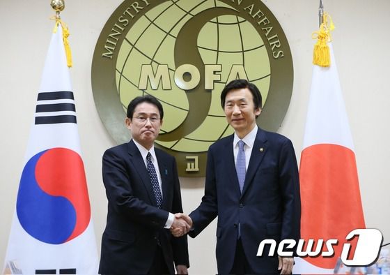 윤병세 외교장관과 기시다 후미오 일본 외무상이 28일 서울 종로구 도렴동 외교부에서 열린 일본군 위안부 문제 해결을 위한 한일 외교장관 회담에서 악수하고 있다. 2015.12.28/뉴스1 © News1 민경석 기자