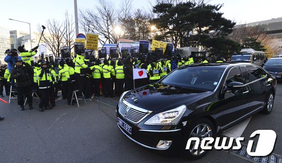 기시다 후미오 일본 외무상이 탑승한 차량이 28일 오후 서울 세종대로 외교부 청사에서 빠져나가고 있다. 윤병세 외교부 장관은 이날 기시다 후미오 일본 외무상과 한일 외교장관회담을 열고 일본군 위안부 문제와 관련 최종 합의안을 도출했다. 일본은 아베 신조 총리 명의로 "위안부로서 많은 고통을 갖고 상처입은 분들에게 마음으로부터 깊은 사죄를 표명한다＂고 밝혔다. 양국은 한국 정부가 위안부 피해자들을 지원하기 위한 재단을 설립하고 일측이 10억엔 가량의 정부 예산을 이 재단에 투입하기로 했다. 2015.12.28/뉴스1 © News1 신웅수 기자