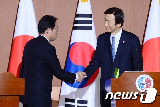 윤병세 외교부장관과 기시다 후미오(岸田文雄) 일본 외무상이 28일 오후 서울 종로구 외교부청사에서 한일 외교장관 회담을 갖고 공동기자회견을 마친 뒤 악수를 나누고 있다. 한일 양국은 이날 한·일 외교장관 회담을 갖고 군 위안부 문제를 최종 타결했다. © News1