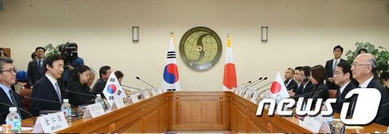 윤병세 외교장관과 기시다 후미오 일본 외무상이 28일 서울 종로구 도렴동 외교부에서 열린 일본군 위안부 문제 해결을 위한 한일 외교장관 회담에 참석하고 있다. 2015.12.28/뉴스1 © News1 ,민경석 기자