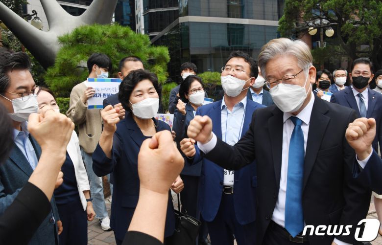 더불어민주당 대선 예비후보인 이재명 경기도지사가 4일 오전 서울 중구 커뮤니티하우스 마실에서 '서울공약' 발표 기자간담회에 앞서 지지자들과 인사하고 있다. 2021.10.4/뉴스1 © News1 국회사진취재단