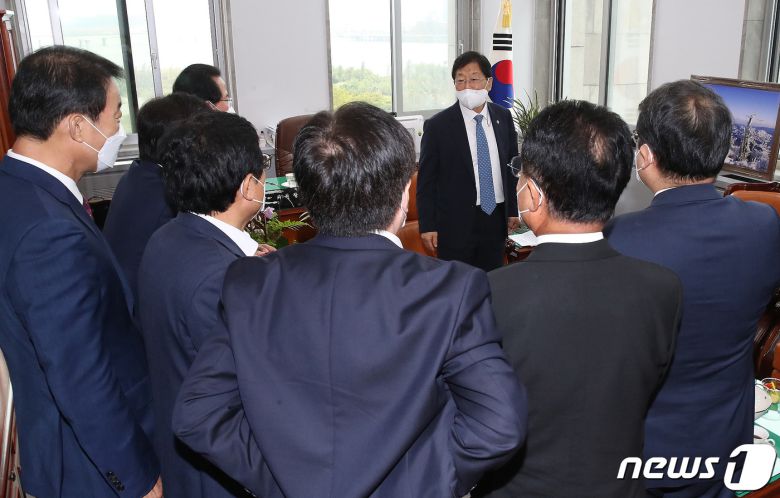 국회 기획재정위원회 국민의힘 류성걸 간사와 의원들이 5일 오전 서울 여의도 국회에서 기획재정부 국정감사 개의를 요구하며 윤후덕 위원장실을 항의방문하고 있다. 이날 윤후덕 위원장은 여야 간사가 합의해 각각 노트북에 부착한 대장동 개발사업 관련 인쇄물을 제거하면 국감을 시작하겠다는 입장을 보이고 있다. 2021.10.5/뉴스1 © News1 이동해 기자