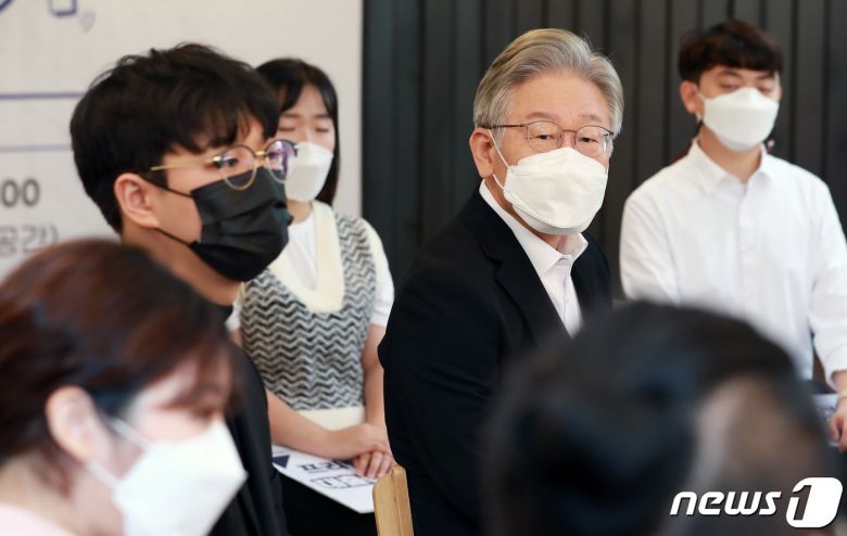 더불어민주당 대선 예비후보인 이재명 경기지사가 4일 오후 서울 종로구 복합문화카페 '누구나'에서 열린 청년간담회에서 참석자의 발언을 경청하고 있다. 2021.10.4/뉴스1 © News1 구윤성 기자