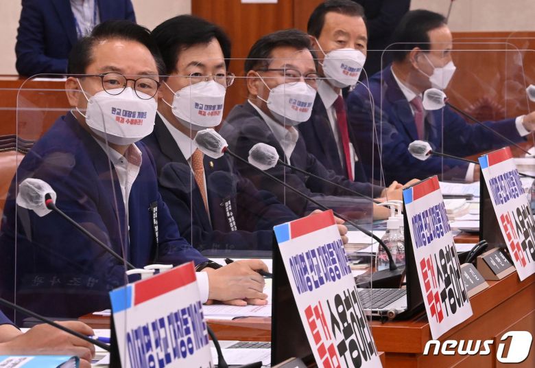 5일 오전 서울 여의도 국회에서 열린 국회 농림축산식품해양수산위원회의 농림축산식품부에 대한 국정감사에서 국민의힘 의원들이 대장동 개발 특혜 의혹에 대해 특검수사를 요구하는 마스크를 쓰고 의사진행 발언을 하고 있다. 2021.10.5/뉴스1 © News1 구윤성 기자