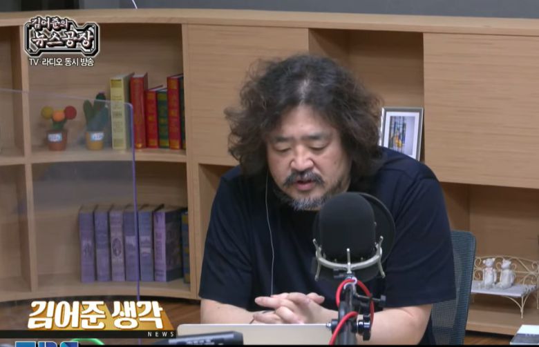 김어준씨가 5일 TBS교통방송 '김어준의 뉴스공장'에서 이재명 경기지사를 대장동 의혹과 연결시키는 것은 무리하다는 주장을 펼치고 있다. (유튜브 갈무리) © 뉴스1