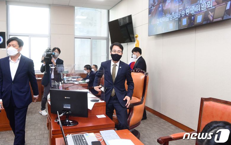 5일 서울 여의도 국회에서 열린 과학기술정보방송통신위원회의 방송통신위원회 국정감사에서 이원욱 과방위원장이 감사중지를 선언한 뒤 회의장을 나서고 있다. 2021.10.5/뉴스1 © News1 구윤성 기자