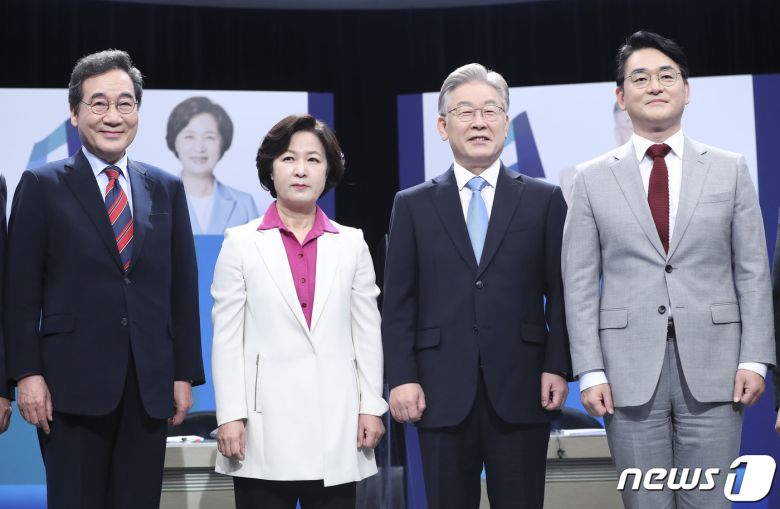 더불어민주당 대선 경선 후보인 이낙연(왼쪽부터), 추미애, 이재명, 박용진 후보가 5일 경기 부천시 OBS경인TV에서 열린 더불어민주당 제20대 대통령선거 후보자 방송토론회에 앞서 포토타임을 갖고 포즈를 취하고 있다. 2021.10.5/뉴스1 © News1 국회사진취재단