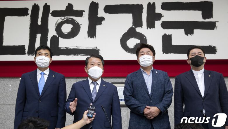 김병주 더불어민주당 의원(왼쪽 두번째) 등 국방위 소속 민주당 의원들이 5일 서울 용산구 국방부 대회의실에서 국회 국방위원회의 국방부 등에 대한 국정감사 파행과 관련, 정치구호를 내리고 시작하자고 발언하고 있다. 이날 국방위 국정감사는 대장동 개발 의혹을 둘러싼 공방과 피켓 등으로 파행을 겪고 있다. 2021.10.5/뉴스1 © News1 사진공동취재단