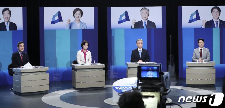 더불어민주당 대선 경선 후보인 이낙연(왼쪽부터), 추미애, 이재명, 박용진 후보가 5일 경기 부천시 OBS경인TV에서 열린 더불어민주당 제20대 대통령선거 후보자 방송토론회에 앞서 리허설을 하고 있다. 2021.10.5/뉴스1 © News1 국회사진취재단