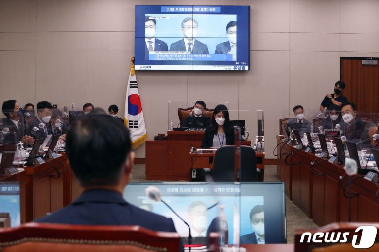 5일 오전 서울 여의도 국회에서 열린 국회 법제사법위원회 전체회의 법무부 등에 대한 2021 국정감사에서 유상범 국민의힘 의원이 대장동 관련 질의를 하고 있다. 2021.10.5/뉴스1 © News1 이동해 기자