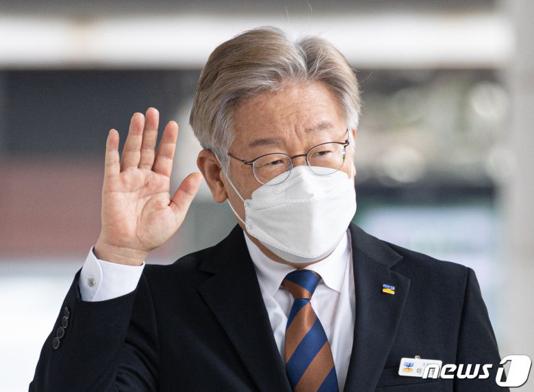 이재명 경기도지사가 5일 오전 경기도 수원시 팔달구 경기도의회에서 열린 제355회 임시회 제1차 본회의에 참석하는 도중 지지자들을 향해 손 인사하고 있다. 2021.10.5/뉴스1 © News1 이재명 기자