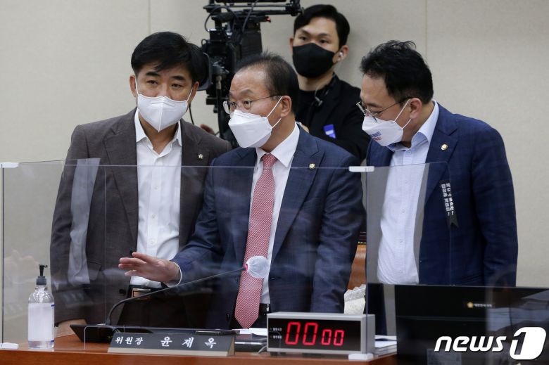 5일 오전 서울 여의도 국회에서 열린 정무위원회의 공정거래위원회·한국소비자원·한국공정거래조정원 등에 대한 국정감사를 앞두고 윤재옥 위원장(가운데)과 김병욱 여당(왼쪽)·김희곤 야당 간사가 대화를 나누고 있다. 2021.10.5/뉴스1 © News1 구윤성 기자