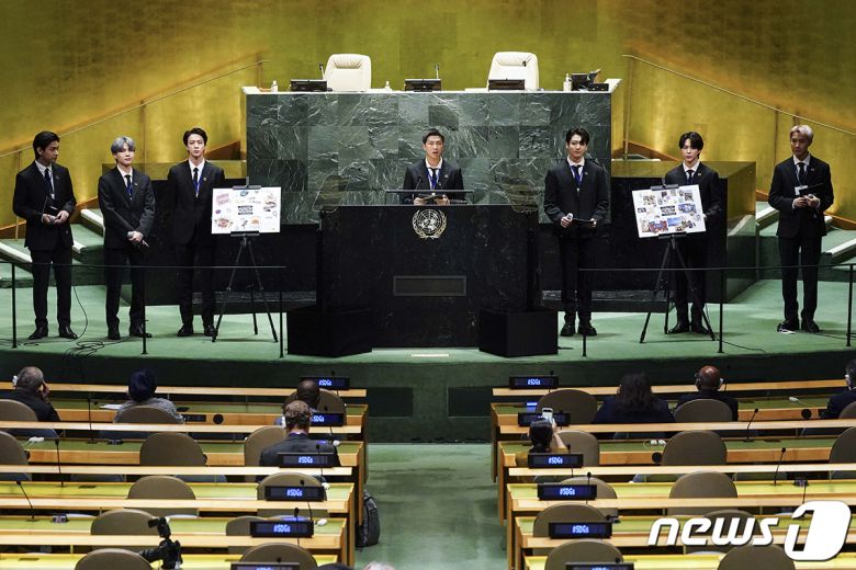 그룹 방탄소년단(BTS)이 뉴욕 유엔본부에서 열린 제76차 유엔 총회 SDG Moment(지속가능발전목표 고위급회의) 개회 세션에서 발언하고 있다. (청와대 제공) 2021.9.21/뉴스1