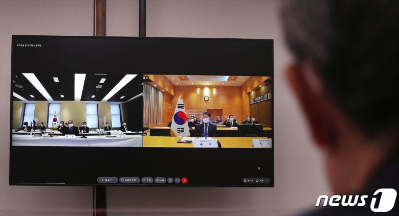 강창일 주일대사, 장하성 주중대사 등이 6일 오전 서울 여의도 국회에서 열린 국회 외교통일위원회 주중국대사관·주일본대사관 2021 국정감사에서 영상을 통해 국감 출석을 하고 있다. 2021.10.6/뉴스1 © News1 이동해 기자