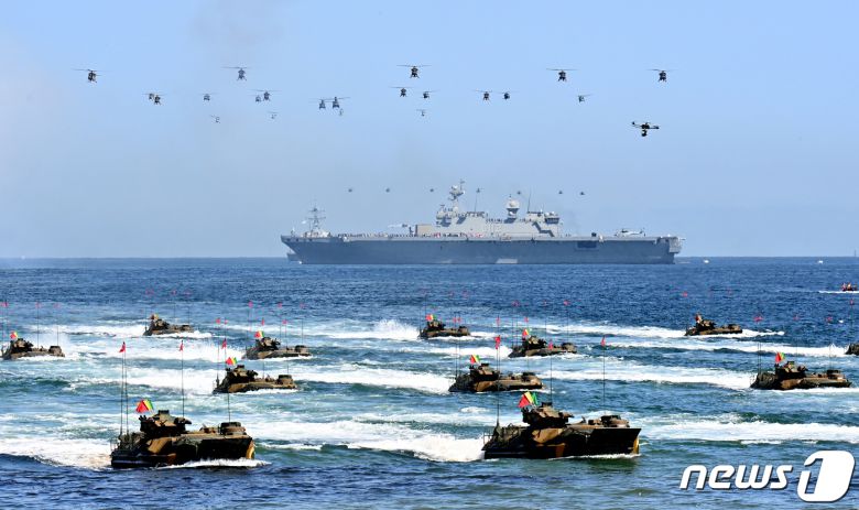 제73주년 국군의 날인 1일 경북 포항시 남구 도구해안에서 육해공군과 함께하는 합동상륙작전(작전명 '피스메이커') 시연이 진행되고 있다. (국방홍보원 제공) 2021.10.1/뉴스1
