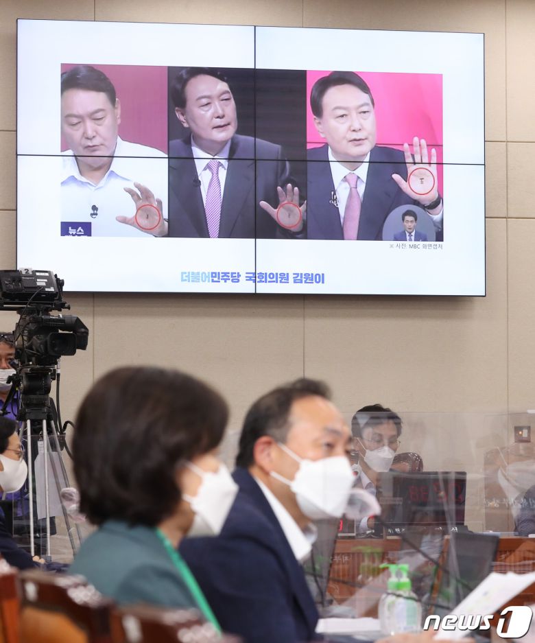 김원이 더불어민주당 의원이 6일 서울 여의도 국회에서 열린 보건복지위원회의 보건복지부·질병관리청에 대한 국정감사에서 윤석열 국민의힘 대선 예비후보가 손바닥에 새긴 '왕(王)'자 논란 사진을 띄우고 신종 코로나바이러스 감염증(코로나19) 방역수칙 위반 의혹을 제기하고 있다. 김 의원은 "윤 후보가 제대로 손을 씻지 않았거나 손소독제를 쓰지 않은 채 불특정 다수와 접촉해 문제＂라고 지적했다. 2021.10.6/뉴스1 © News1 구윤성 기자