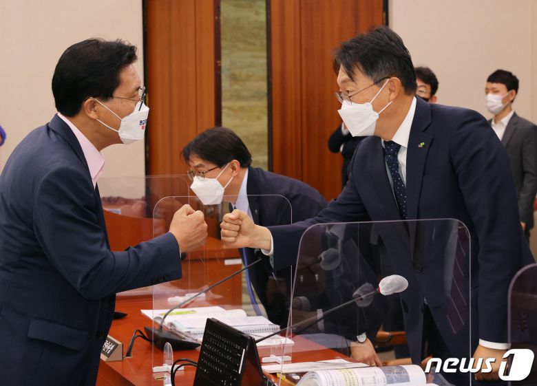 김현준 한국토지주택공사(LH)사장이 7일 오전 서울 여의도 국회에서 열린 국토교통위원회의 한국토지주택공사(LH), 국토안전관리원, 주택관리공단, 건설기술교육원 등에 대한 국정감사에서 송석준 국토위 국민의힘 간사와 인사하고 있다. 2021.10.7/뉴스1 © News1 이동해 기자
