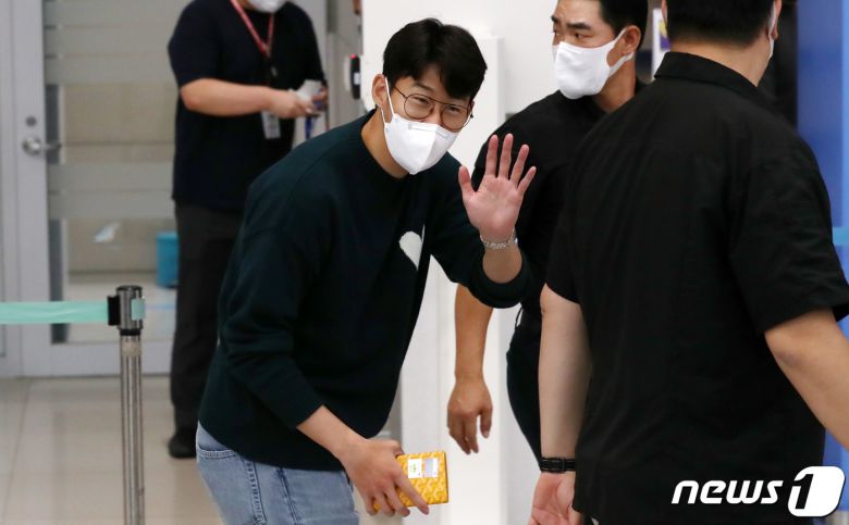 대한민국 축구 국가대표 손흥민(토트넘 핫스퍼)이 5일 오후 인천국제공항 2터미널을 통해 귀국하고 있다.021.10.5/뉴스1 © News1 신웅수 기자