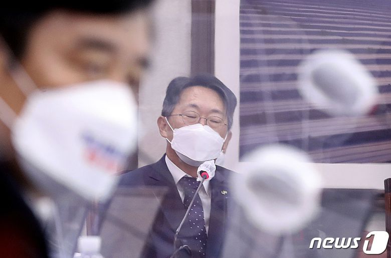 김현준 한국토지주택공사(LH)사장이 7일 오전 서울 여의도 국회에서 열린 국토교통위원회의 한국토지주택공사(LH), 국토안전관리원, 주택관리공단, 건설기술교육원 등에 대한 국정감사에서 여야의 대장동 특검 촉구 문구 마스크 관련 발언이 이어지자 눈을 감고 있다. 2021.10.7/뉴스1 © News1 이동해 기자